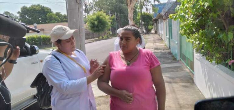 Realizan jornada de vacunación contra la Covid-19 en el barrio William Díaz