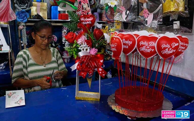 Comerciantes ofrecen variedad de regalos para mamá