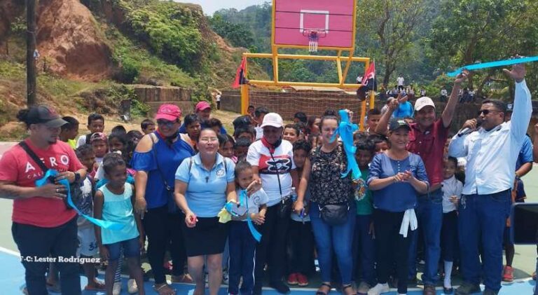 Inauguran cancha multiusos en Bonanza