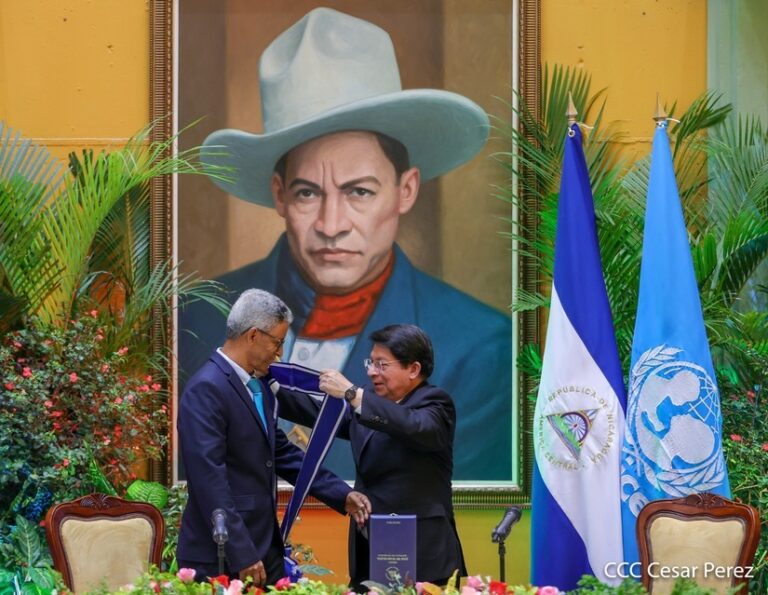 Condecoran en Nicaragua al representante de UNICEF