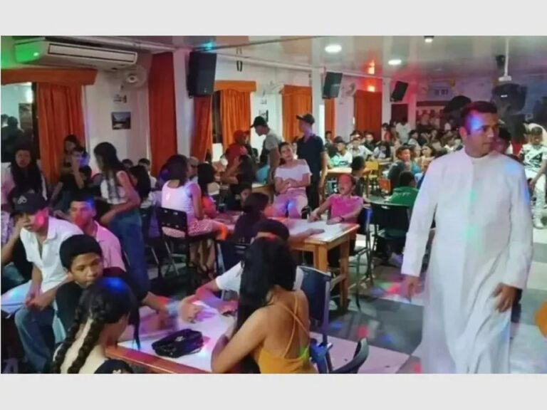 Sacerdote acude a una discoteca para predicar y atraer jóvenes