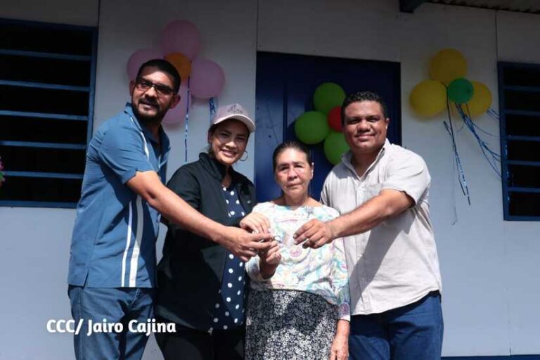 Familia de los Laureles Sur reciben su vivienda digna