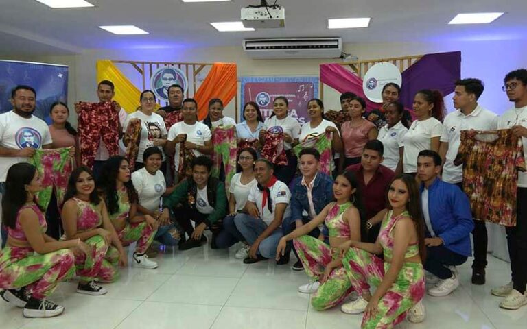 Entregan trajes a 200 grupos de danza urbana