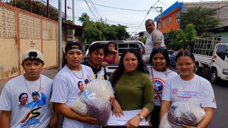Madres de héroes y mártires reciben paquetes alimenticios