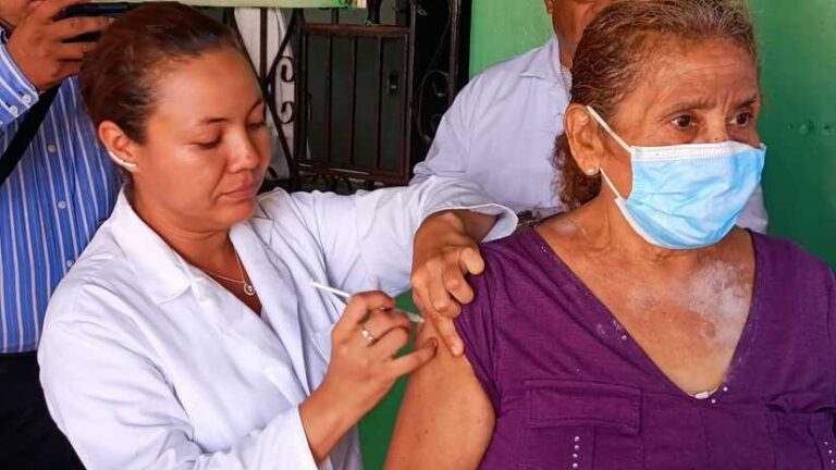 Vacunan contra la Covid-19 a familias del barrio Larreynaga