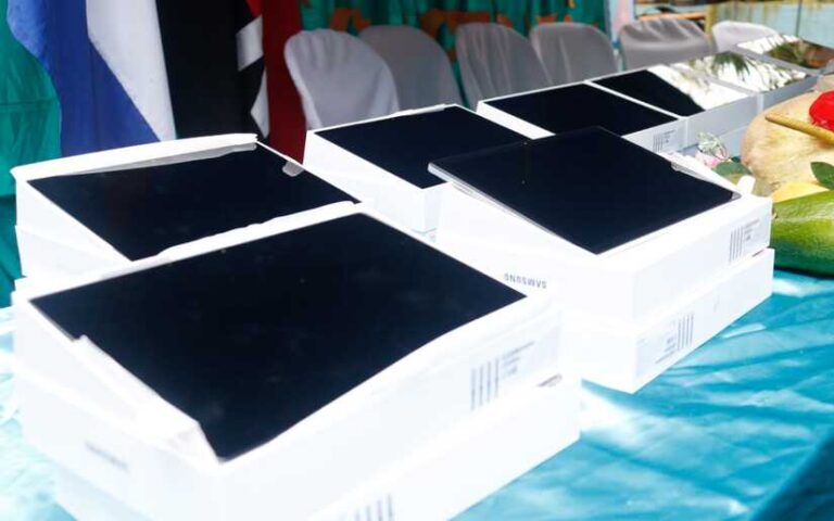 Fortalecen las Casas Maternas con la entrega de tablets