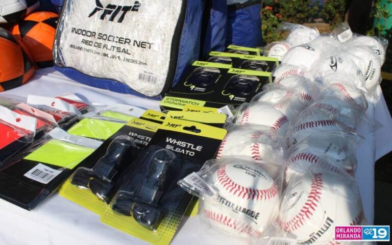 Jóvenes del Distrito I de Managua reciben material deportivo