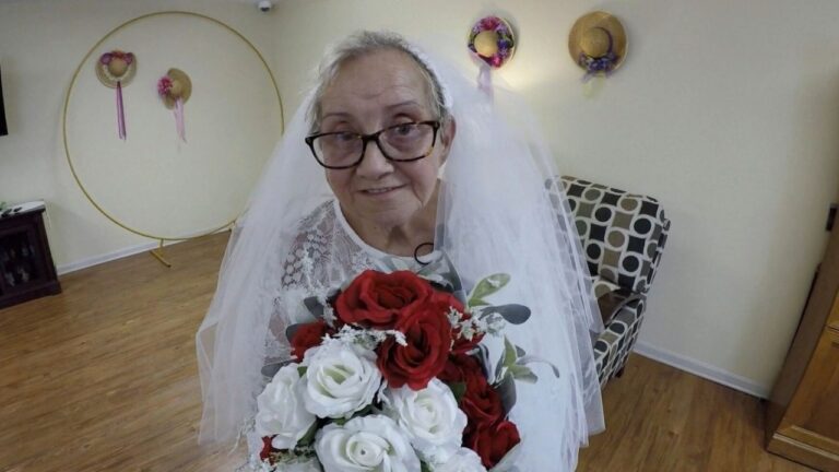 Anciana se casa con ella misma por ser “el amor de su vida”