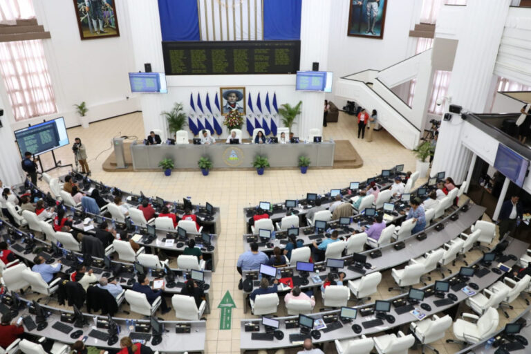 Aprueban pensiones de gracia a dos peloteros y un cronista deportivo