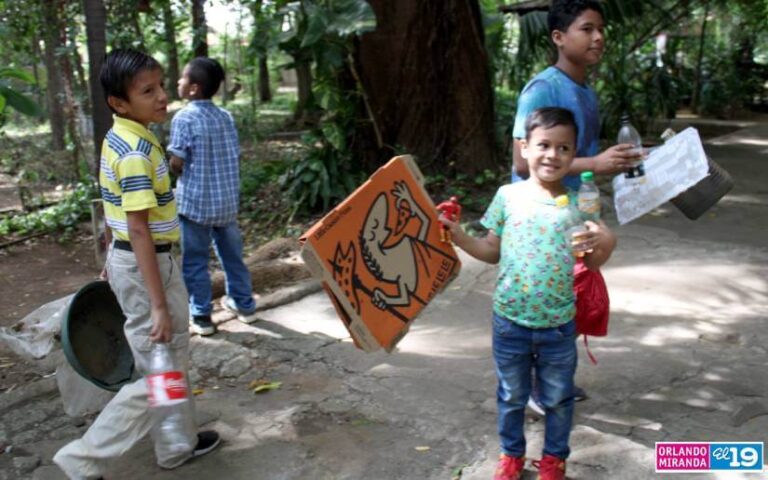 Niños aprenden a reciclar