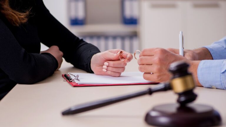 Un hombre le oculta a su esposa que es millonario