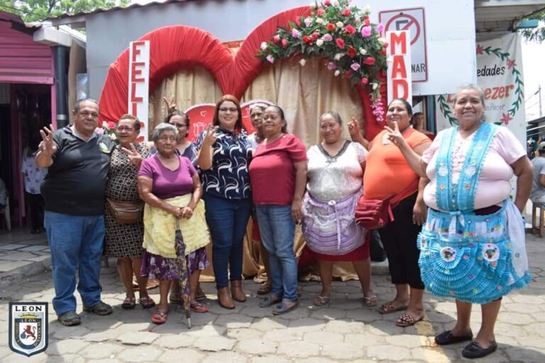 Comerciantes de León ofrecen sus productos a precios asequibles para este 30 de Mayo