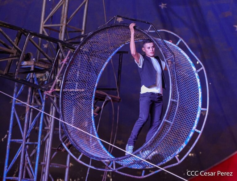 Familias disfrutan de presentación artística en el Circo Gigante Ronkali