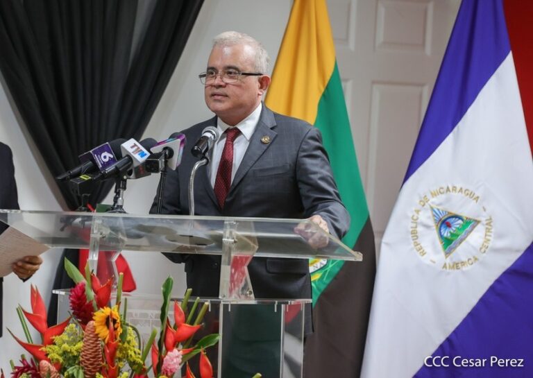 Estudiantes de la UNA reciben lección inaugural del Presidente del BCN