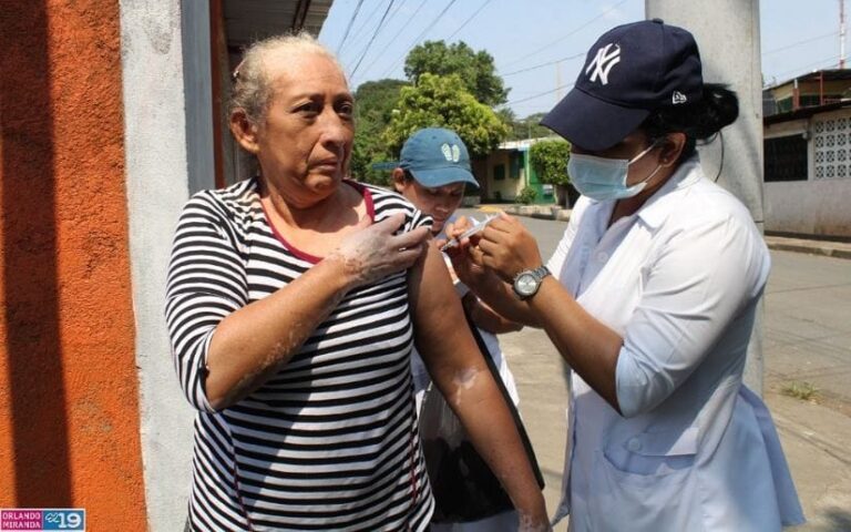 Familias del barrio Walter Ferretti son vacunadas contra el Covid-19