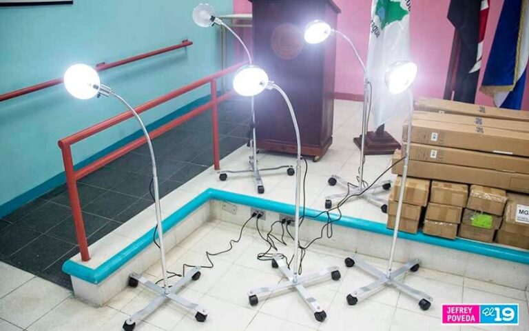 Más de 94 lámparas de cuello de cisne fueron entregados por el Silais-Managua