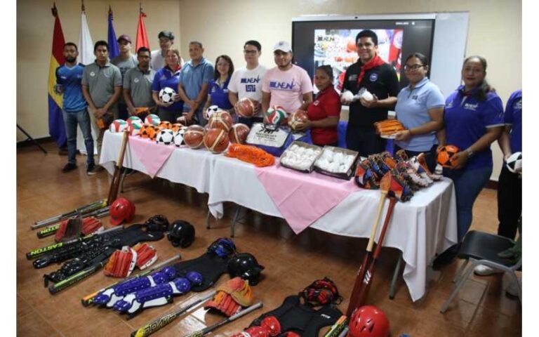 Entregan material deportivo a universidades públicas