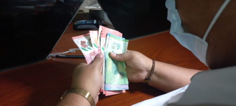 Trabajadores de la salud reciben su salario de junio