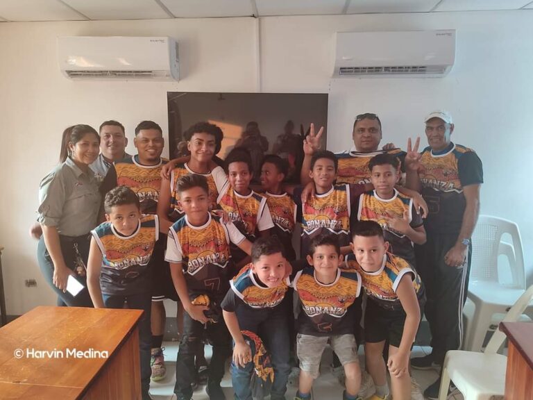 Alcaldía de Bonanza entrega uniformes a equipo de baloncesto