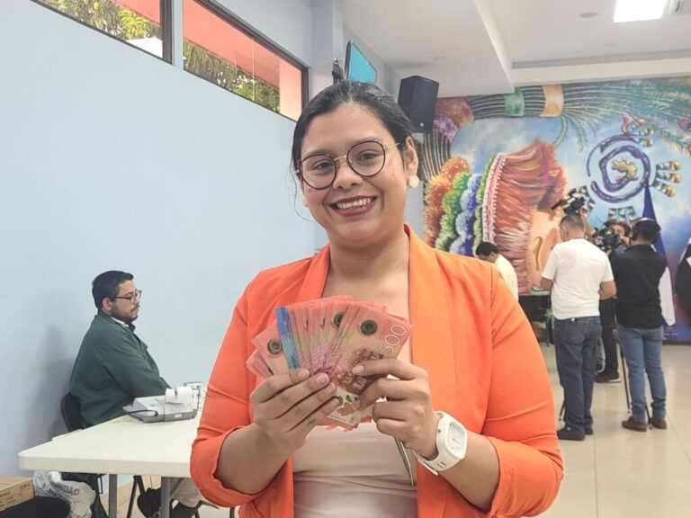 Trabajadores de educación reciben salario adelantado de Junio