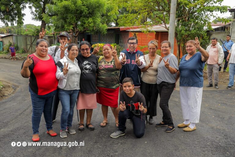 Entregan revestimiento asfáltico de 4 cuadras a familias del barrio Manuel Fernández