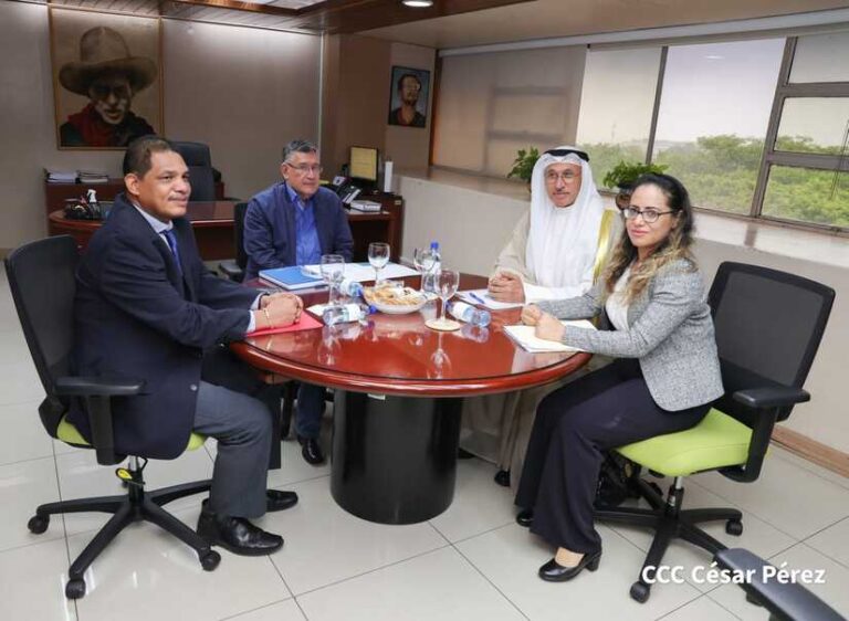 Embajador de Kuwait sostiene encuentro con titular del MHCP