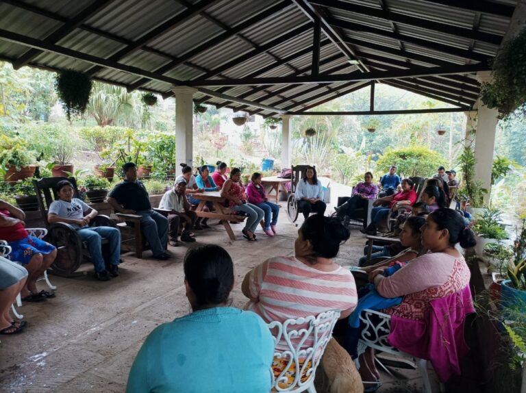 Titular de Economía Familiar sostiene encuentro con productores de Carazo