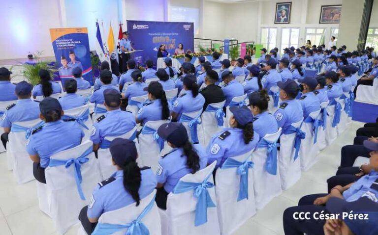 Policías se promocionan del programa de Formación Técnica y Tecnológica