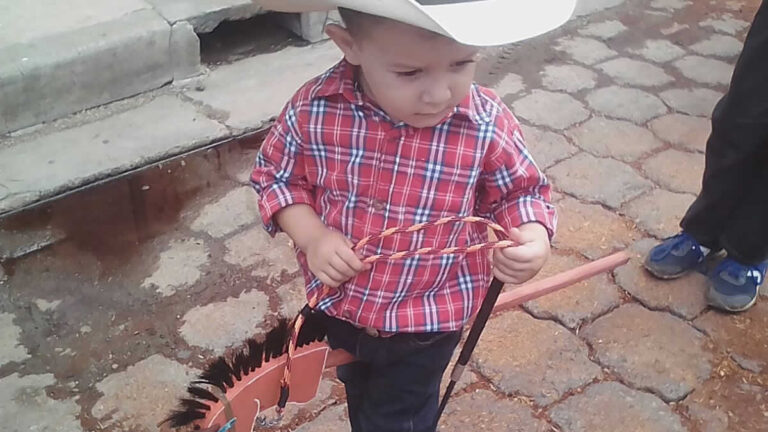 Somoto realiza el tradicional desfile de caballitos de palo