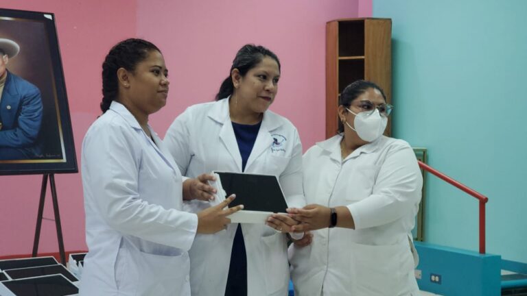 Entregan tablets a las casas maternas de Nicaragua
