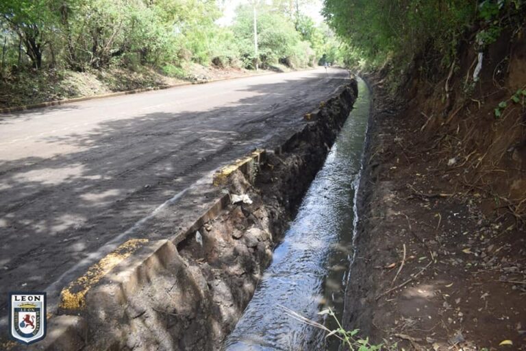 Ejecutan limpieza de cauces en León ante la llegada del invierno