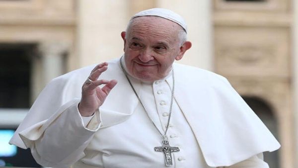 Hospitalizan al papa Francisco para una cirugía