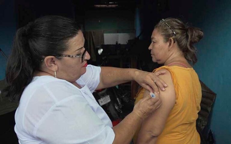 Inmunizan contra la Covid-19 a familias del barrio Amanda Aguilar
