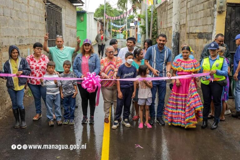 Inauguran 4 calles con revestimiento asfáltico en Villa Austria
