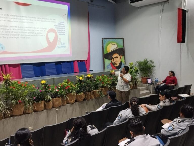 Capacitan a servidores públicos del MIGOB sobre sobre la Cartilla “Vivir con VIH”