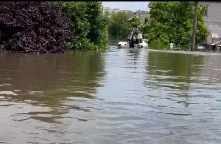 Incrementa a 8 los fallecidos por destrucción de la central hidroeléctrica Kajovka