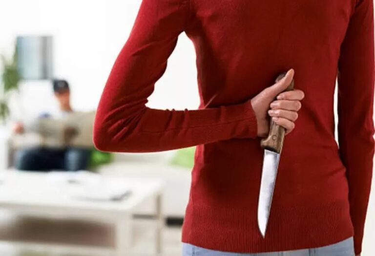 Asesina a su novio porque no la dejó que revisara su celular