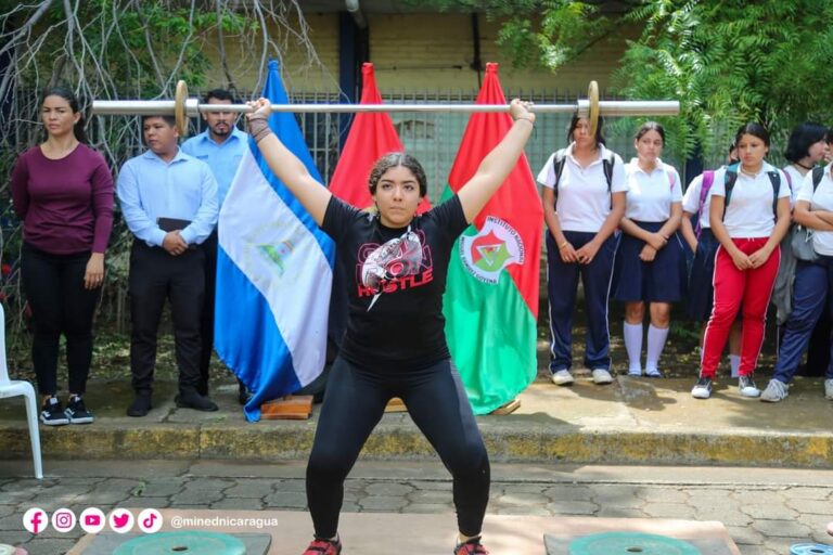 Atletas de la UNAN- Managua realizan demostración de levantamiento de pesas