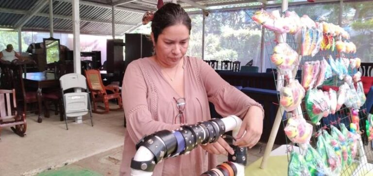 Realizan taller sobre la elaboración de estantería a base de tubos PVC