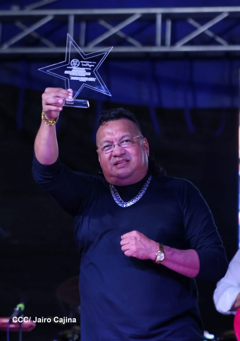 El Rey del Chinamo celebra 61 años de su cumpleaños y 44 de vida artística