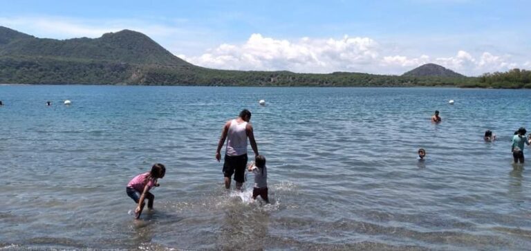 Familias visitan el Centro Turístico Laguna de Xiloá
