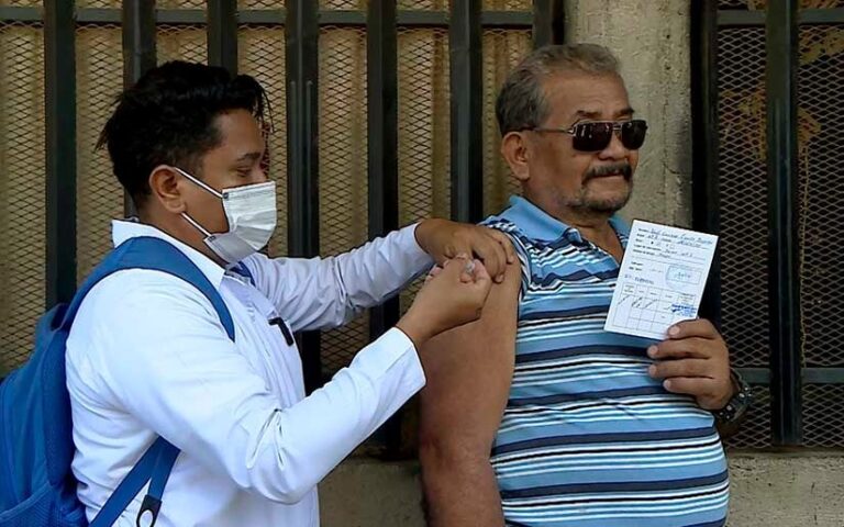 Familias del barrio Carolina Carrero son vacunadas contra el Covid-19