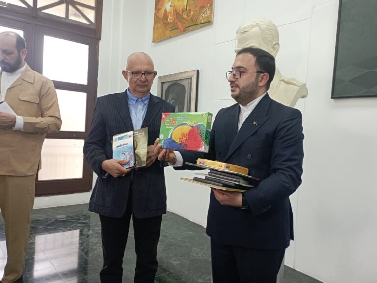 Irán entrega muestras de libros a Nicaragua