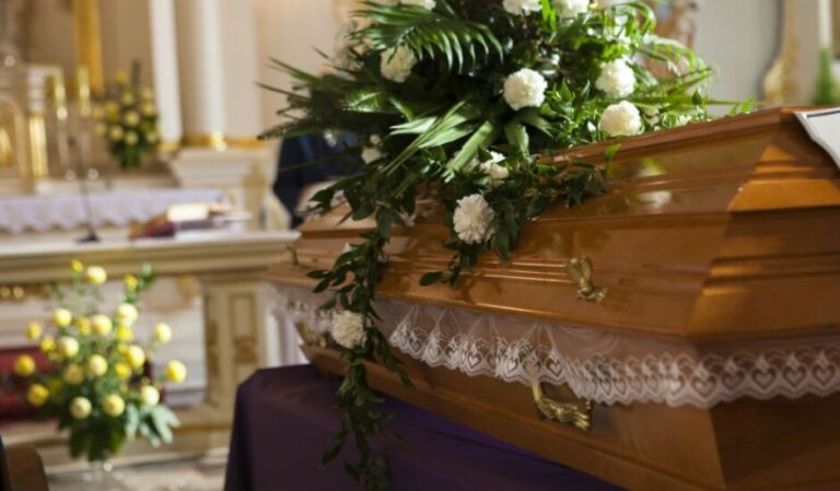 La declararon muerta y resucita en pleno velorio