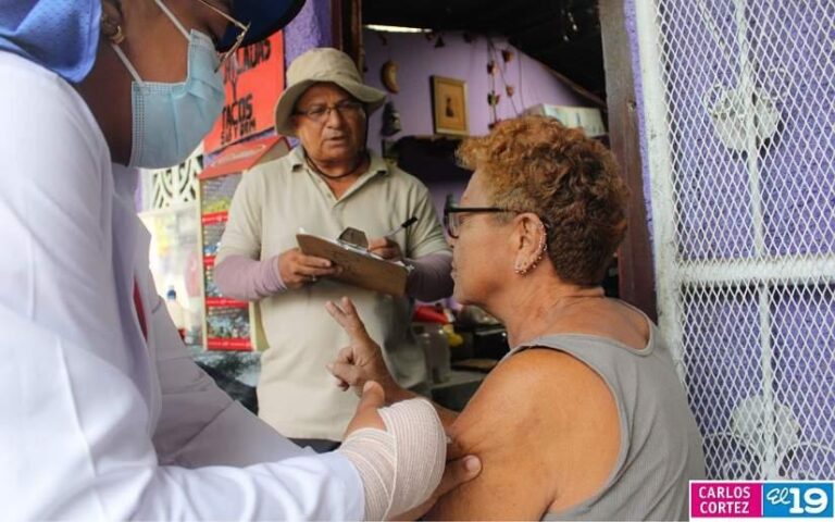 Aplican vacunas contra el Covid-19 a familias del barrio Benedicto Valverde