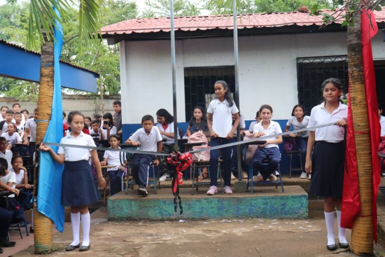 Estudiantes inauguran las mejoras realizadas en la Escuela 30 de Mayo