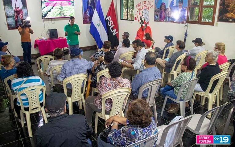Realizan taller sobre la creación de viveros con adultos mayores