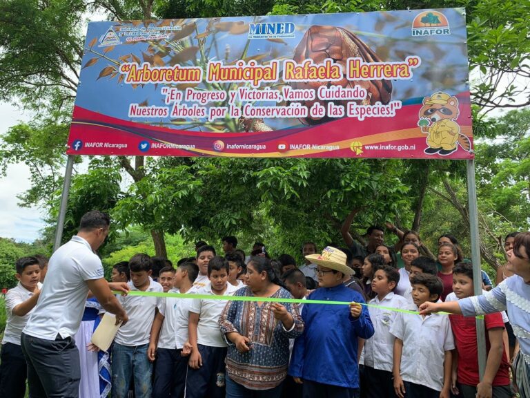 Familias de Diriomo inauguran el segundo arborétum