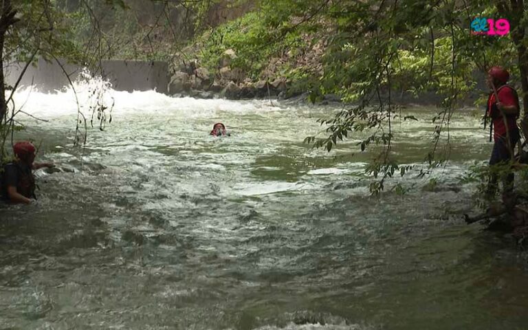 Bomberos participan en ejercicio práctico de rescate de víctimas en aguas turbulentas
