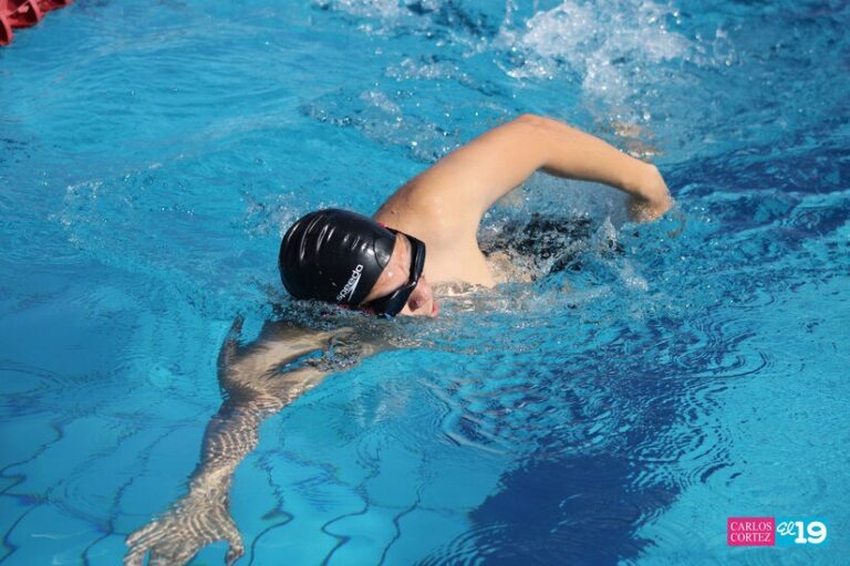 Familias disfrutan del Campeonato Nacional de Natación en Categoría Máster